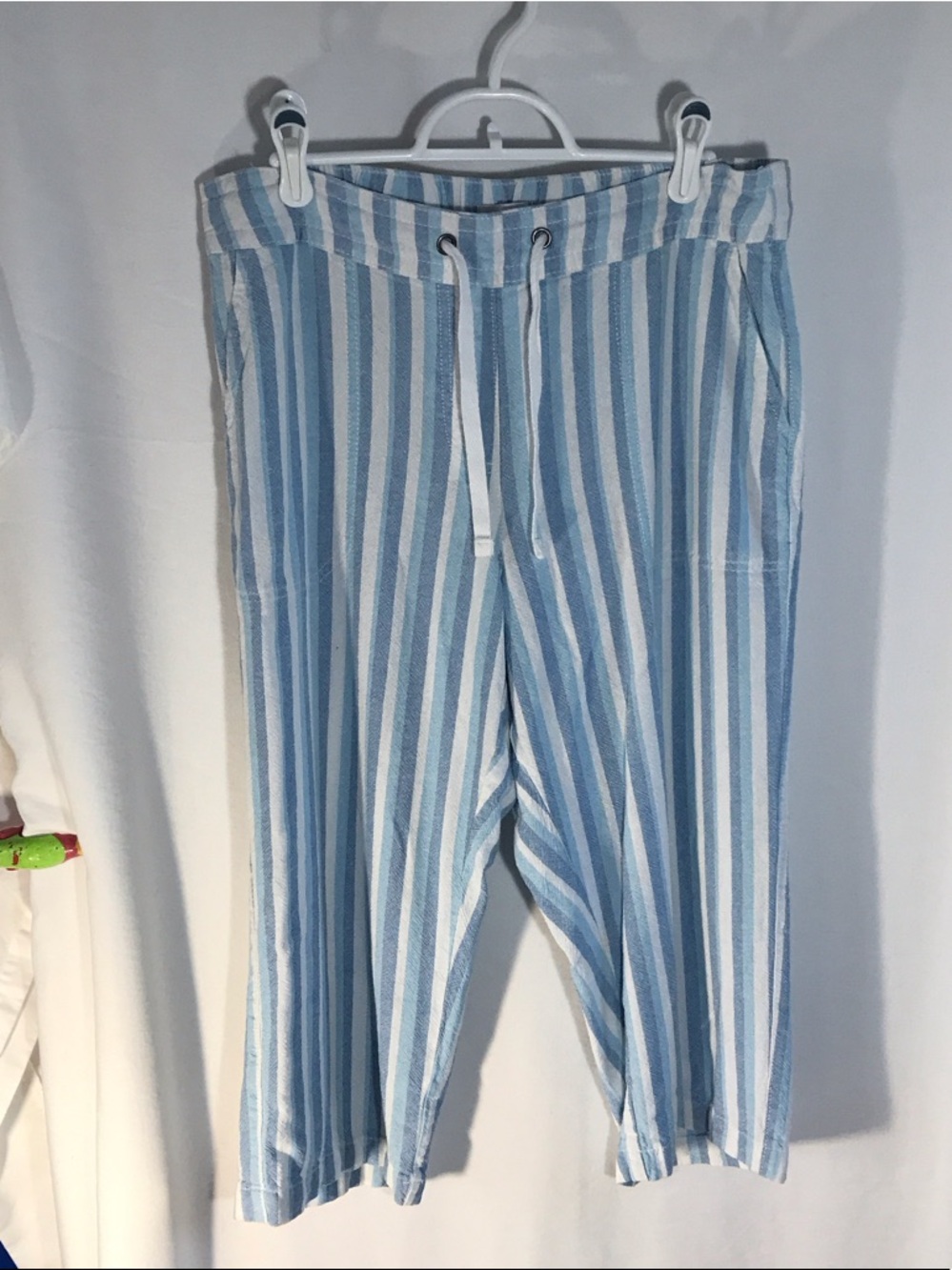 Dash Women’s Blue & White Striped Drawstring Capris, size medium linen & rayon